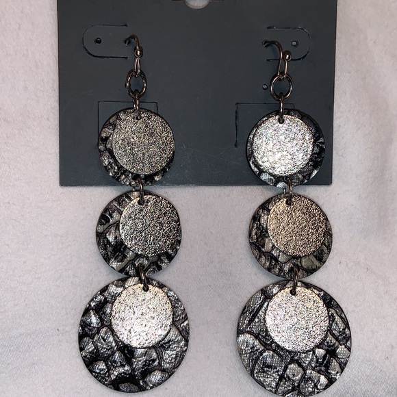 💥$10 SALE💥 Set of 2 NEW Dangling Designer Earrings - Picture 6 of 7